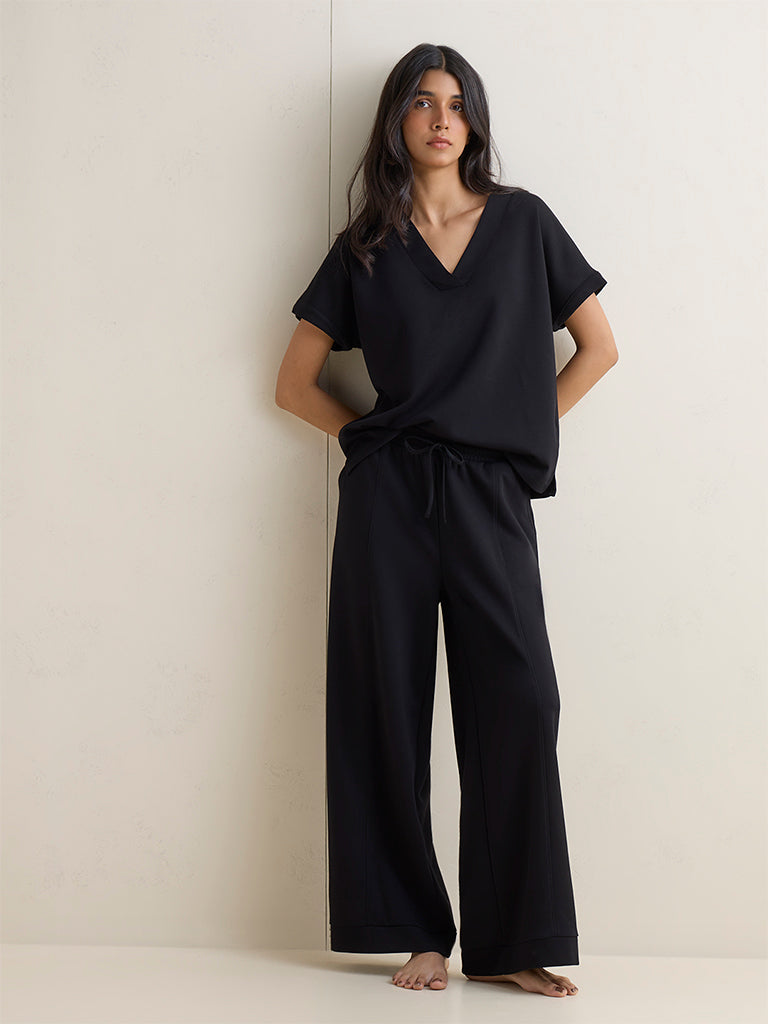 Wunderlove Black Solid V-Neck Top